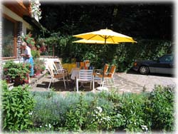 Fr&uuml;hst&uuml;ck vorm Haus